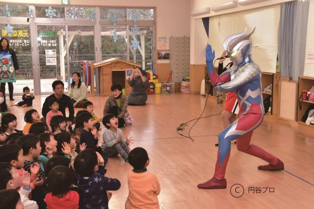 Ultraman Zero visita crianças que vivem em áreas atingidas por tufão