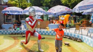 Na falta de animais, estátuas e bonecos do Ultraman viram atração em zoológico