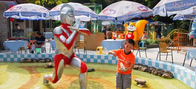 Na falta de animais, estátuas e bonecos do Ultraman viram atração em zoológico