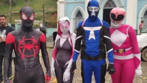 Power Ranger Rosa e outros heróis ajudam crianças vítimas de Petrópolis (1)