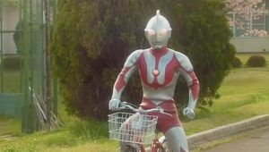 Homem é parado pela polícia ao andar de bicicleta vestido de Ultraman