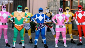 Funcionários vestidos de Power Rangers salvam mulher em perigo