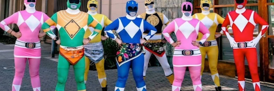 Funcionários vestidos de Power Rangers salvam mulher em perigo