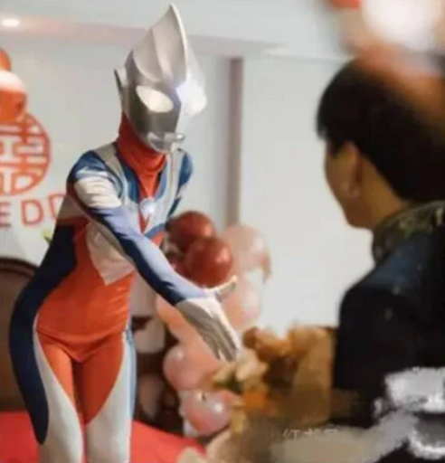 Noiva se fantasia de Ultraman e surpreende noivo no casamento