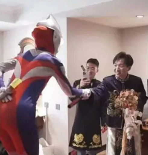 Noiva se fantasia de Ultraman e surpreende noivo no casamento