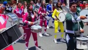 Banda de Power Rangers participa do Dia de Independência