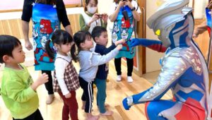 Ultraman Zero ajuda crianças vítimas de chuvas no Japão