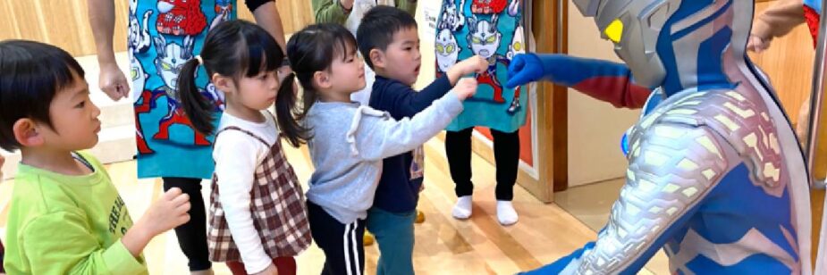 Ultraman Zero ajuda crianças vítimas de chuvas no Japão