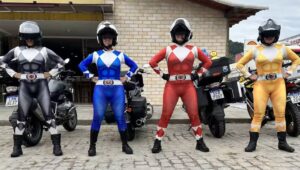 Amigas viajam de moto pelo Brasil vestidas de Power Rangers