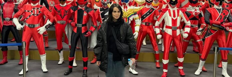 Débora Falabella visita o Japão e chama a atenção dos fãs de tokusatsu