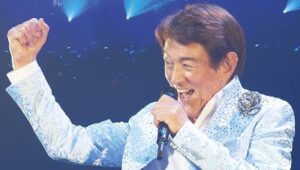 Isao Sasaki volta aos palcos após doença grave e emociona fãs no Japão
