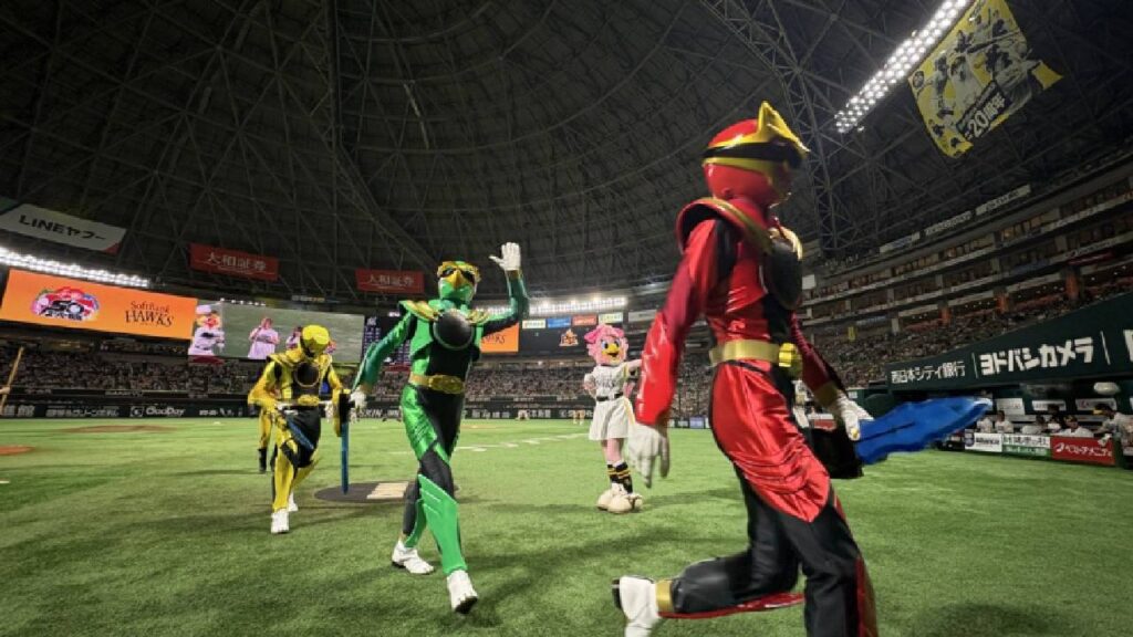 Kirenger e Gozyuger invadem estádio e animam jogo de beisebol