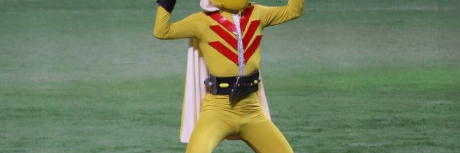 Kirenger e Gozyuger invadem estádio e animam jogo de beisebol