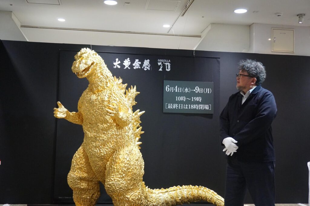 Godzilla de ouro puro estreia no Japão e rouba a cena em evento exclusivo