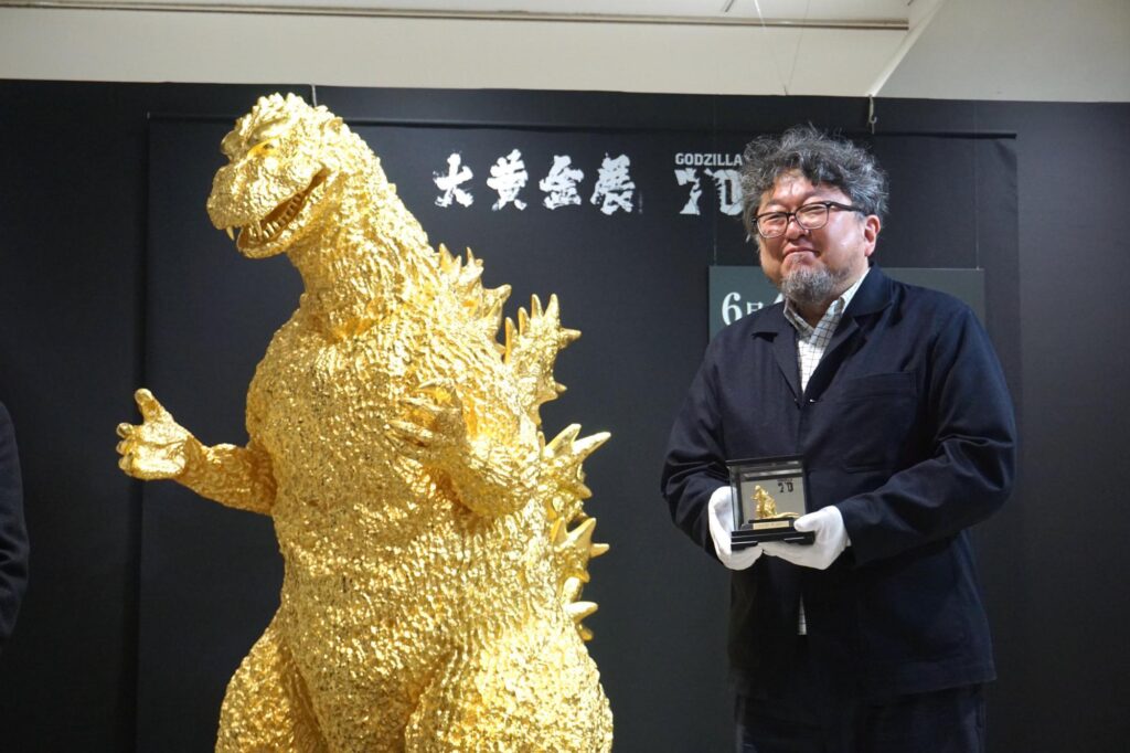 Godzilla de ouro puro estreia no Japão e rouba a cena em evento exclusivo