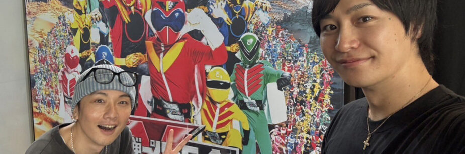 Astros de Gokaiger juntos na celebração do Super Sentai