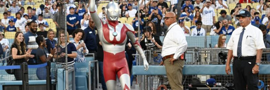 Dodgers recebem Ultraman e Baltan antes de jogo da MLB