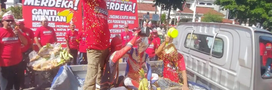 Ultraman toma banho de milho em protesto na Indonésia