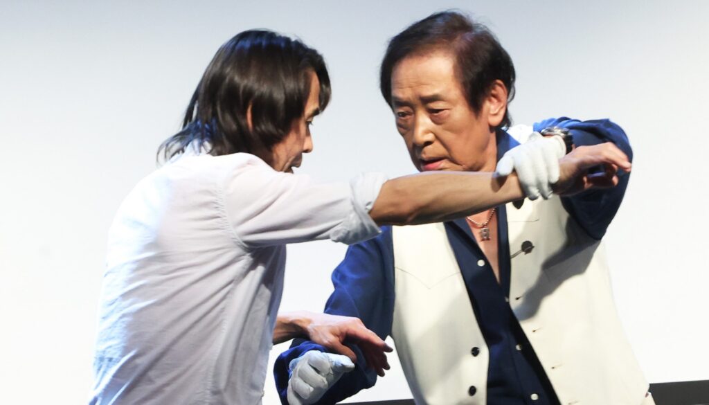Hiroshi Miyauchi e Hizuru Ono revelam bastidores de Kamen Rider V3