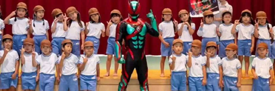Kamen Rider Zeztz visita escolas infantis e anima crianças