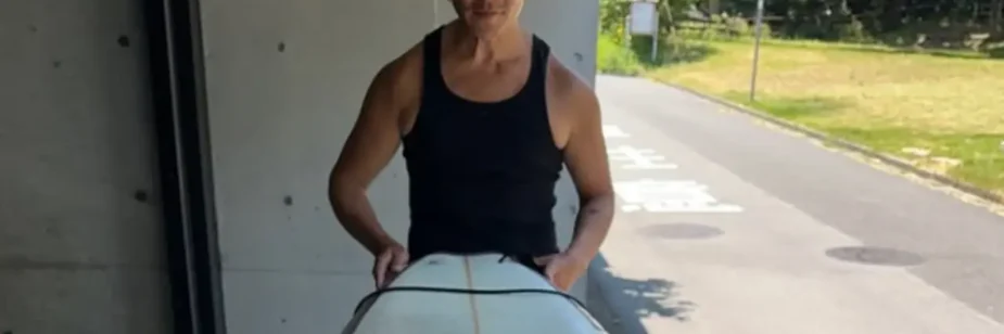 Ator de Ultraman Dyna mostra prancha de surf inspirada no herói