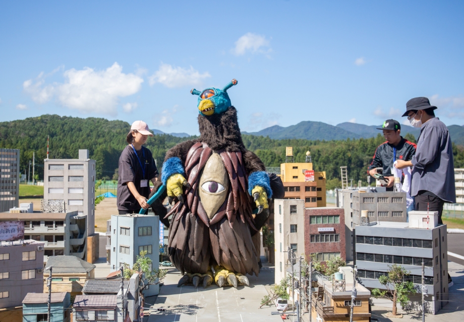 Oficina de tokusatsu ensina jovens a produzir curta de efeitos especiais