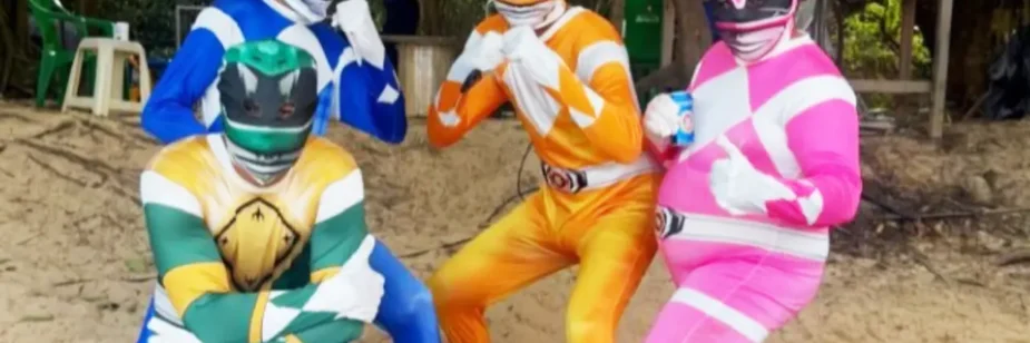 Power Rangers de canoa viralizam ao animar turistas no Rio Tocantins