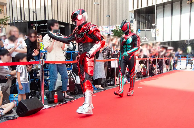 Atores de Kamen Rider Zeztz e Gavan Infinity ajudam a refrescar o calor
