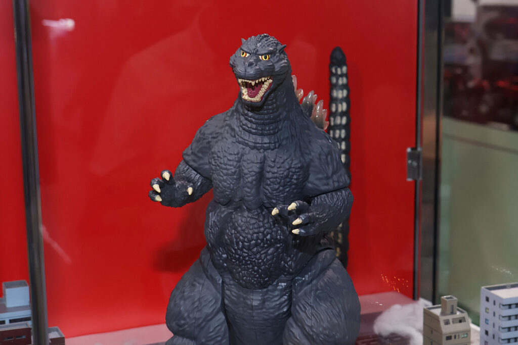 Novo Godzilla controlado à distância anda, ruge e solta fumaça
