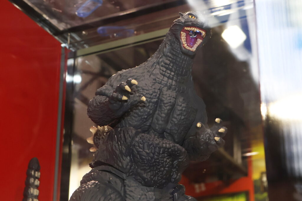Novo Godzilla controlado à distância anda, ruge e solta fumaça