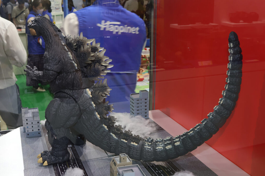 Novo Godzilla controlado à distância anda, ruge e solta fumaça