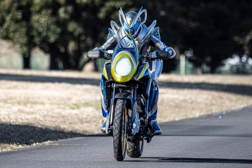 Estreia de Kamen Rider My-Th gera teorias, elogios e críticas entre fãs