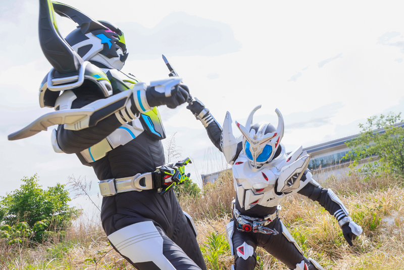 Kamen Rider Kabuto e Gatack reaparecem juntos em 15 cenas inéditas do novo filme