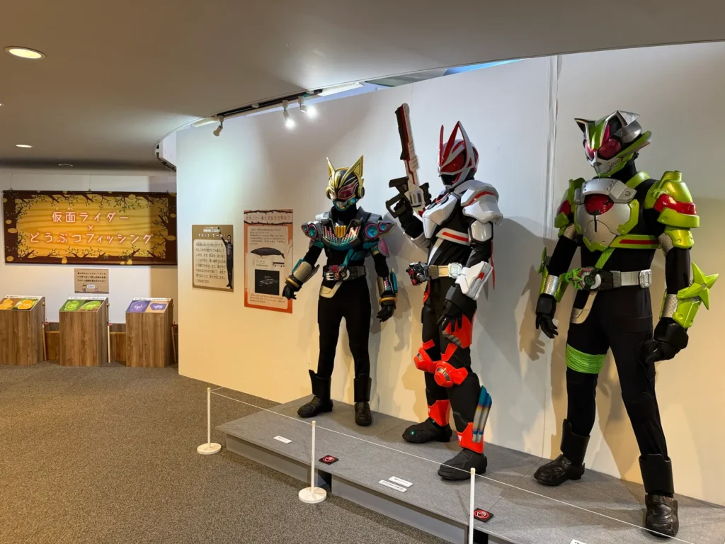 Exposição de Kamen Rider mistura heróis, ciência e fogos de artifício em Kobe