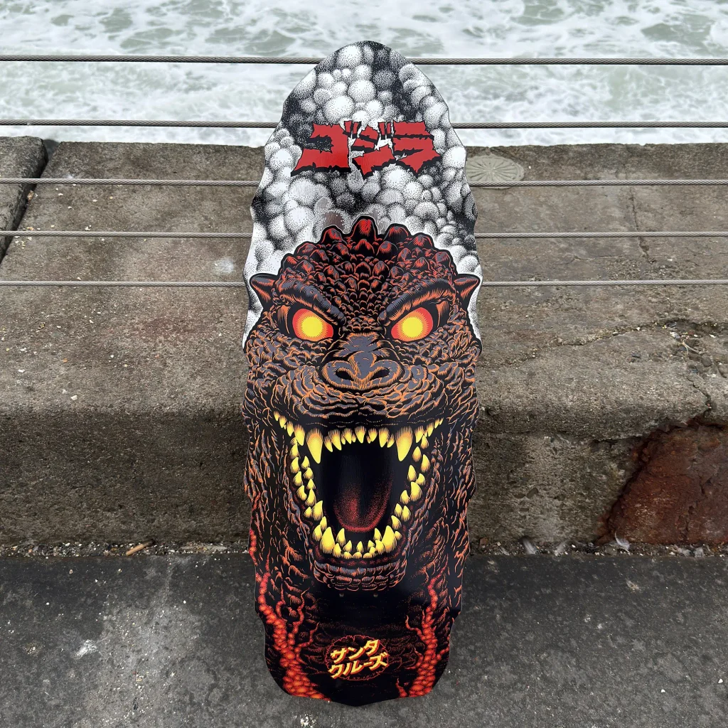 Godzilla ganha quatro shapes de skate com estampas metálicas
