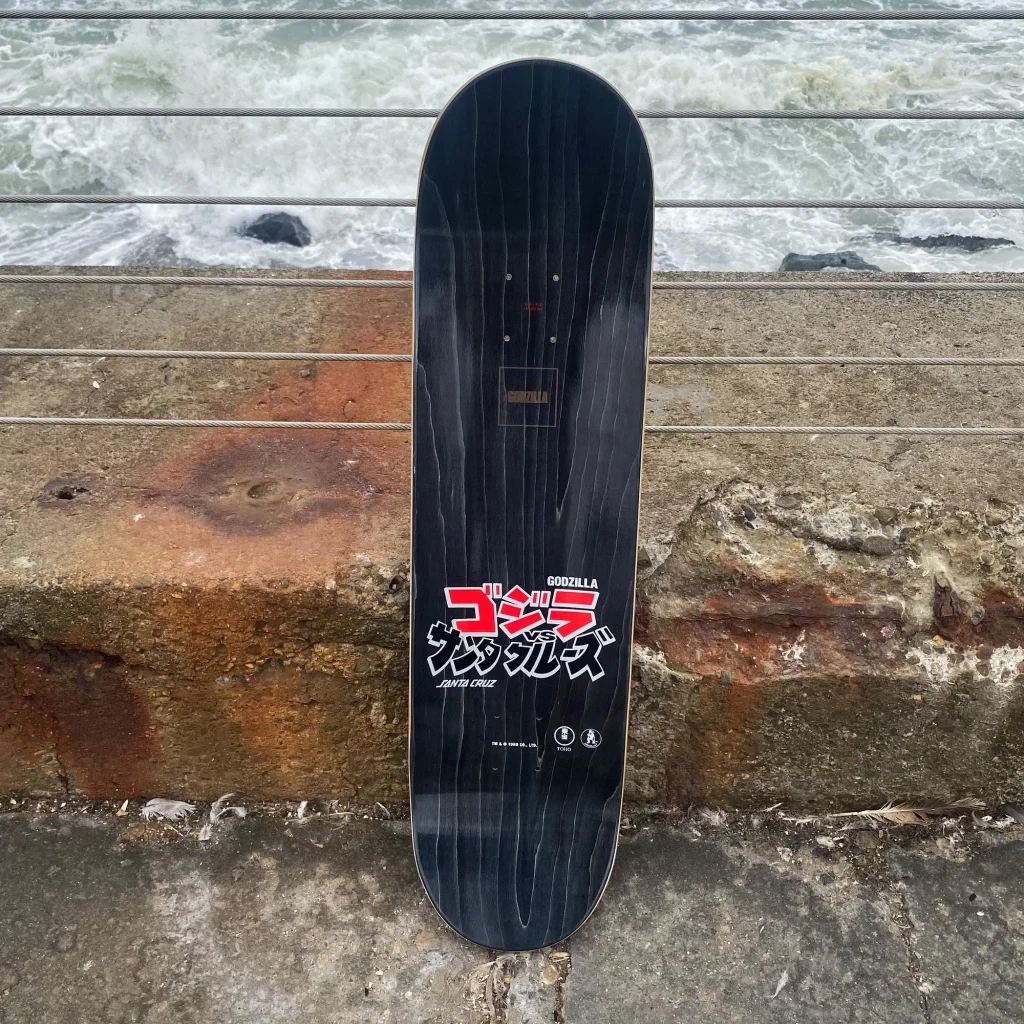 Godzilla ganha quatro shapes de skate com estampas metálicas