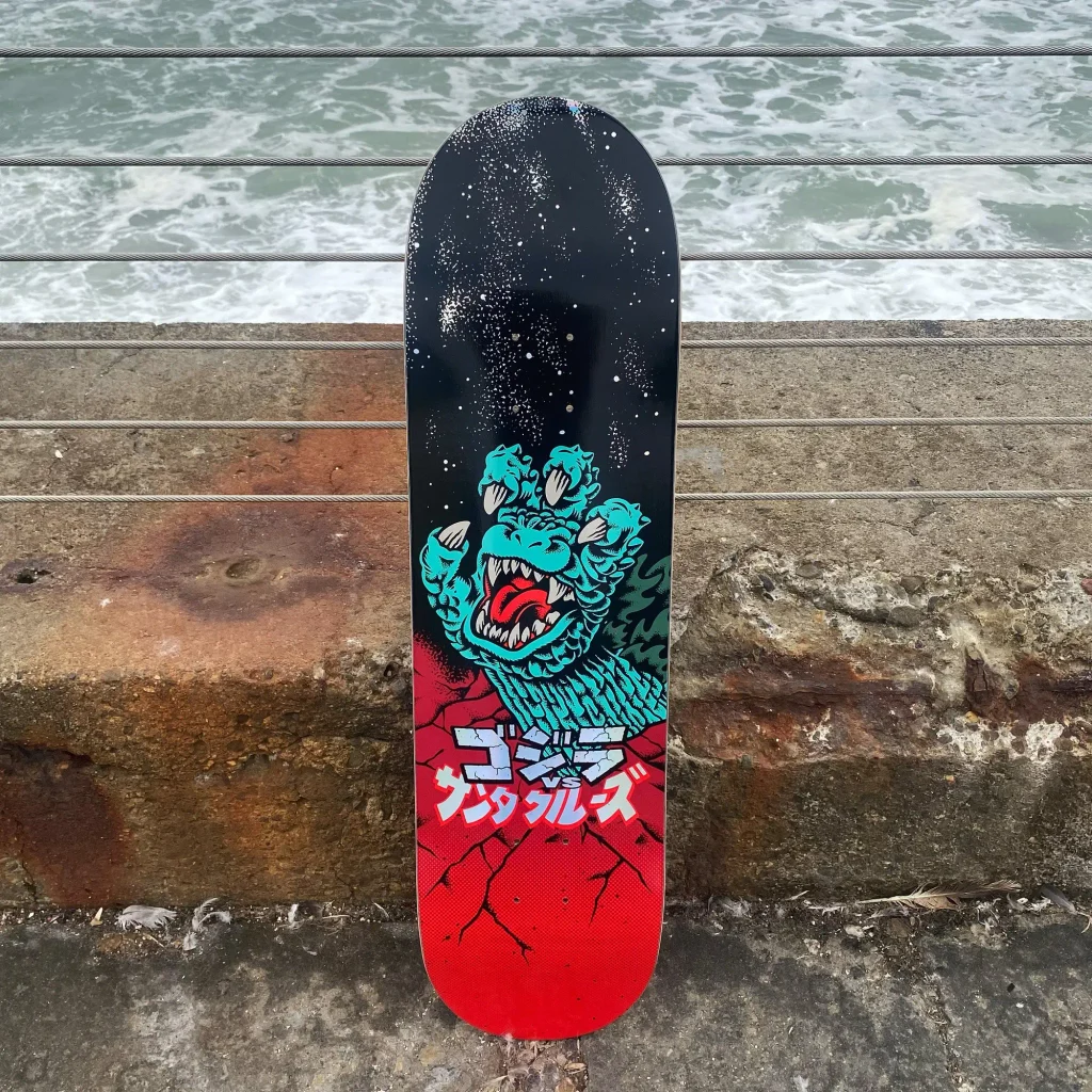 Godzilla ganha quatro shapes de skate com estampas metálicas