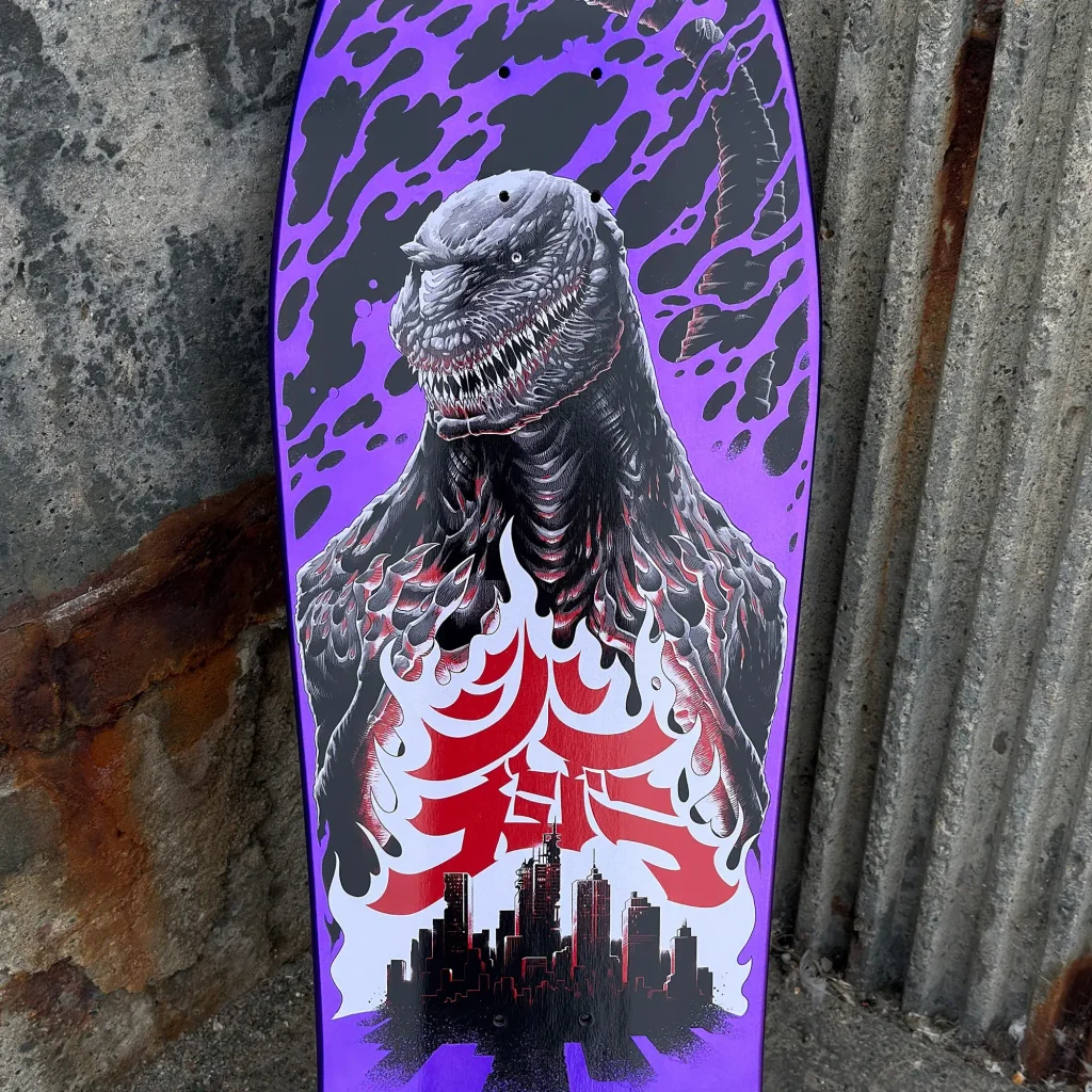 Godzilla ganha quatro shapes de skate com estampas metálicas