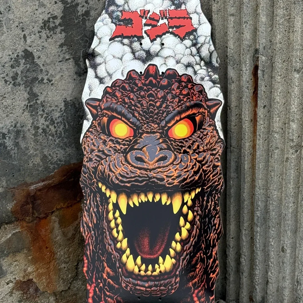 Godzilla ganha quatro shapes de skate com estampas metálicas