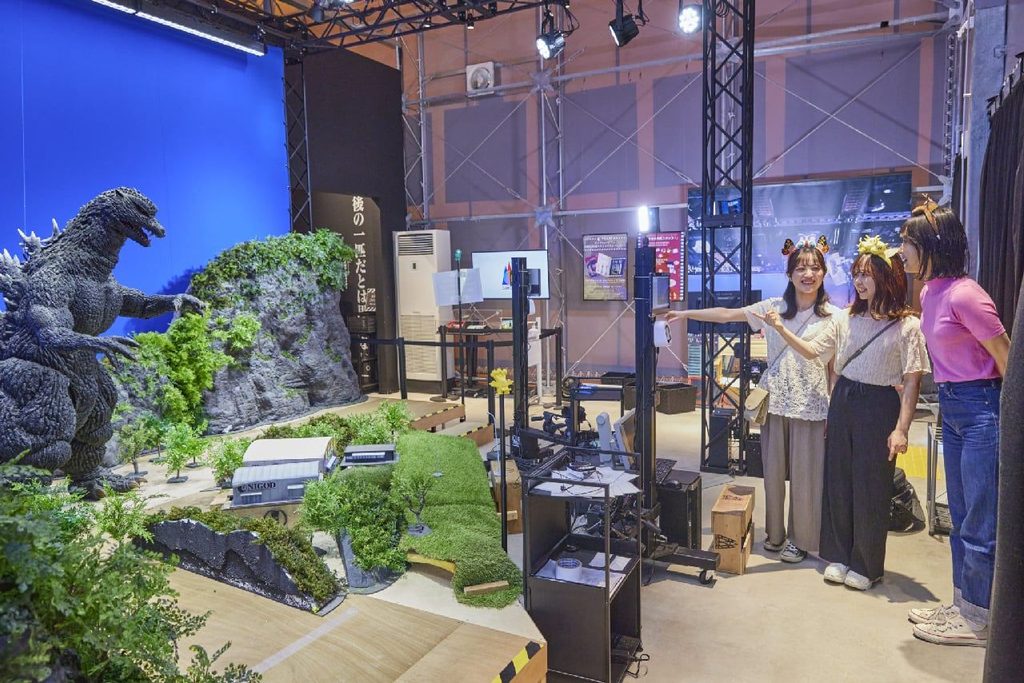 Traje de Godzilla Final Wars vira atração de filmagem em parque japonês